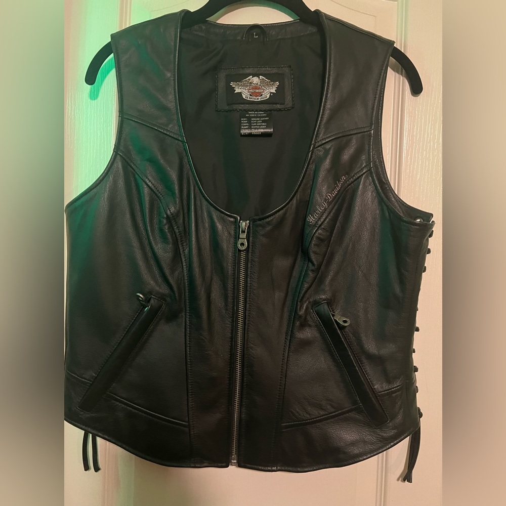 🏍️ 🎄 Vintage Ladies Harley-Davidson leather vest. Only worn a few times.